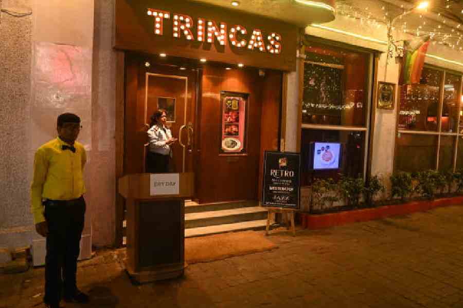‘Dry day’ and ‘Bar closed’ notices pasted outside restaurants on Park Street on Monday evening. Pictures by Bishwarup Dutta