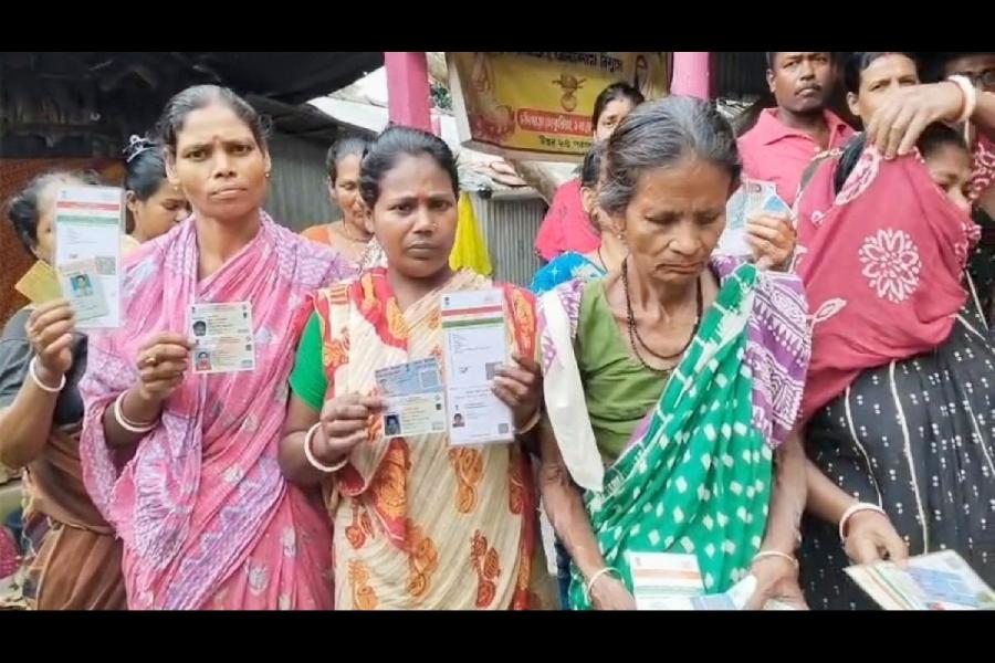 Women from the Matua community whose names were deleted from the voter list 