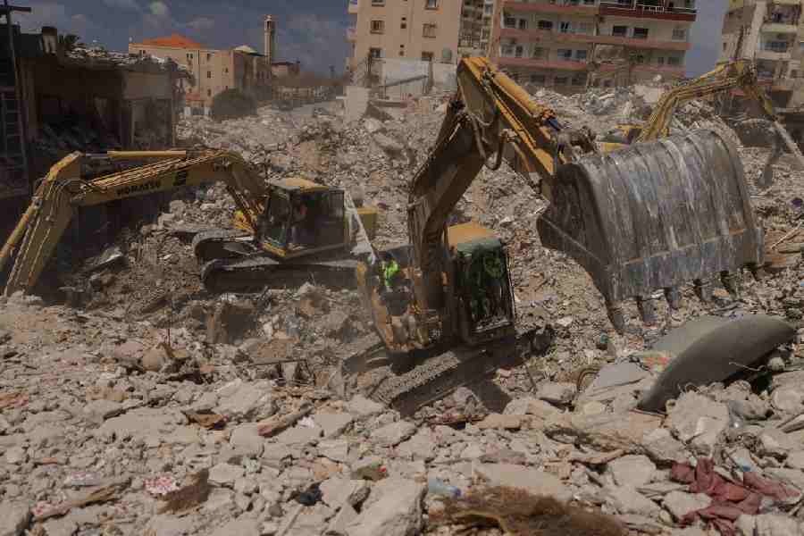 Civil defence members search for bodies under the rubble of buildings hit by an Israeli strike just before the ceasefire, amid a 10-day ceasefire between Lebanon and Israel, in Tyre, southern Lebanon, April 20, 2026.