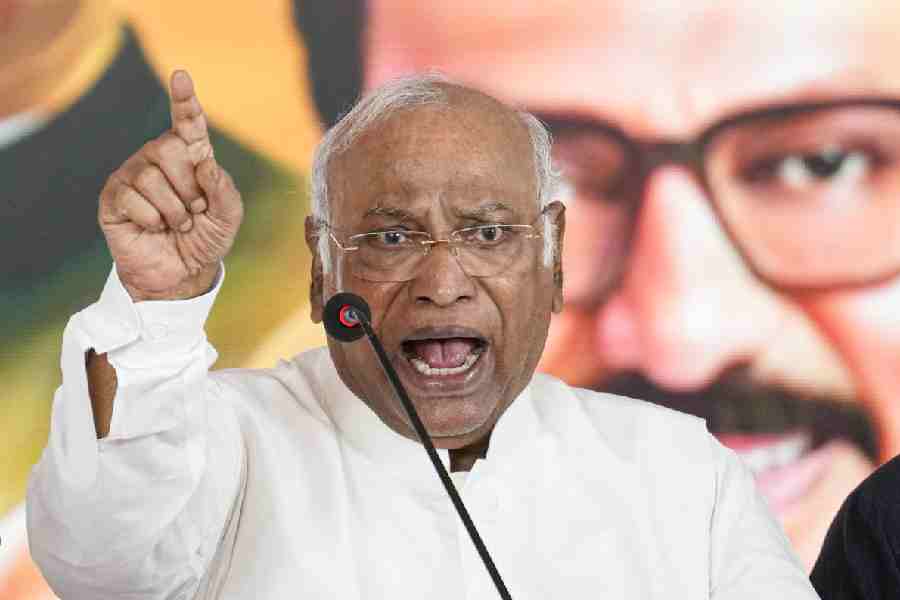 Congress President Mallikarjun Kharge addresses a rally