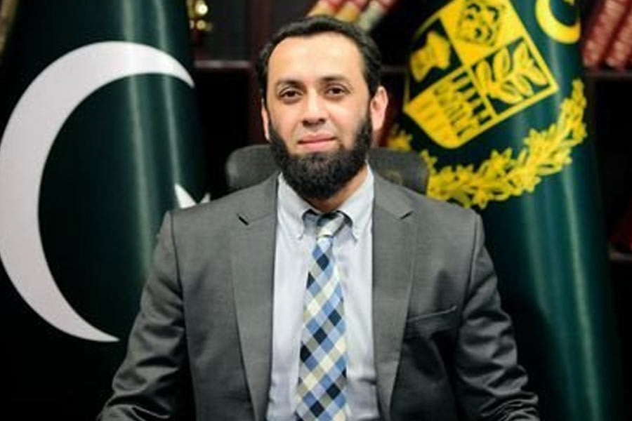 A resident walks while covering her nose to protect against the smell rising from a building containing homes and a restaurant hit by an Israeli strike hours before the ceasefire, amid a 10-day ceasefire between Lebanon and Israel, in Zrarieh, Lebanon, April 19, 2026.