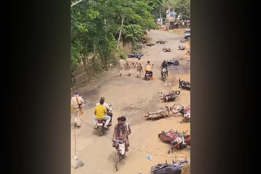 Violent clashes at Dantan, West Medinipur between TMC and BJP