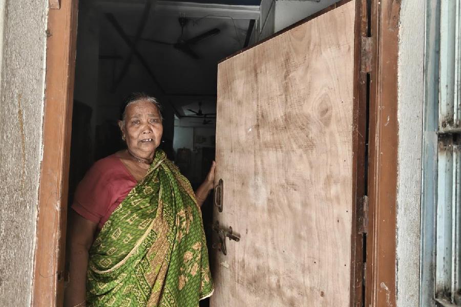 Parul Das, wife of Haragobinda Das and mother of Chandan Das. 