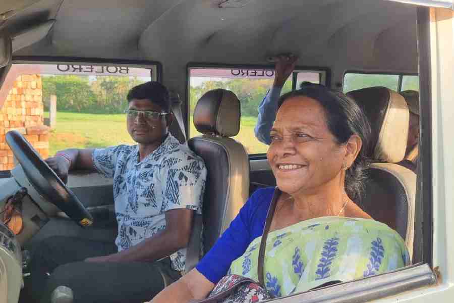 Chunibala Hansda campaigns for her daughter Birbaha in Binpur.