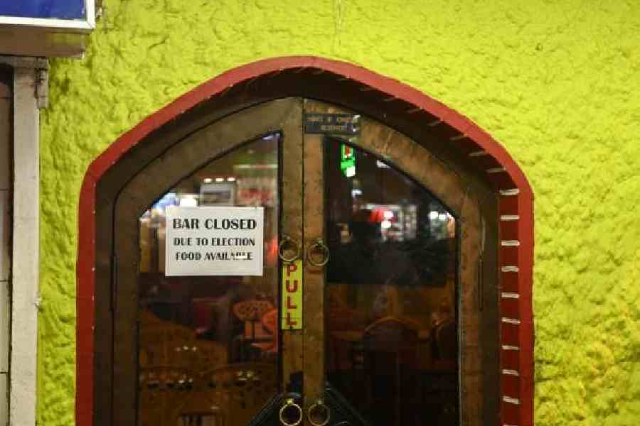A ‘bar closed’ notice outside an outlet on Park Street on Thursday evening. Picture by Bishwarup Dutta