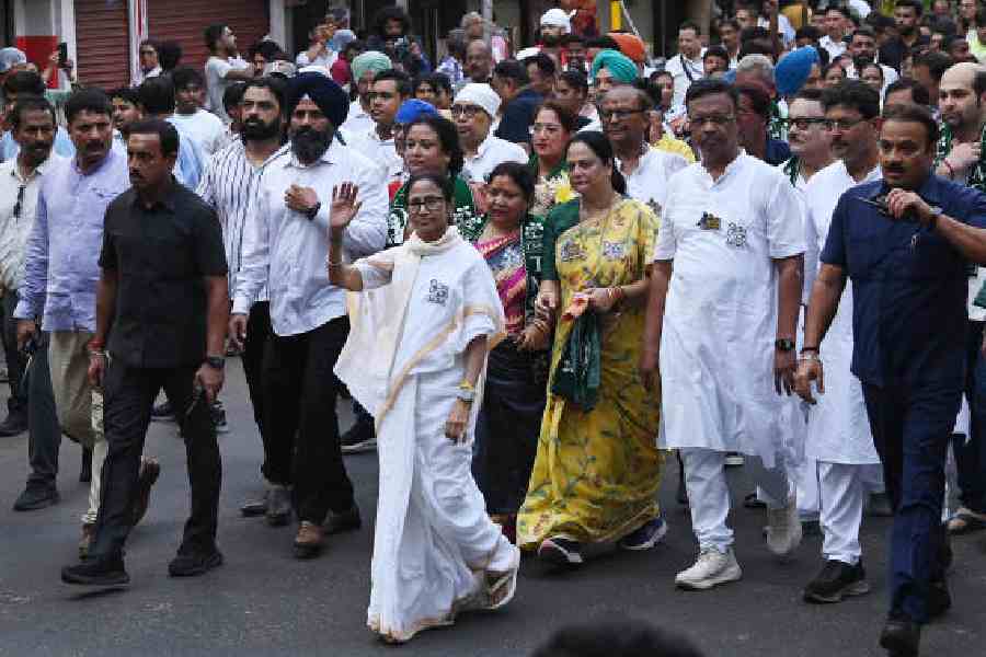 Mamata Banerjee leads a rally through Harish Mukherjee Road, Bhabanipur, on Thursday. Picture by Bishwarup Dutta