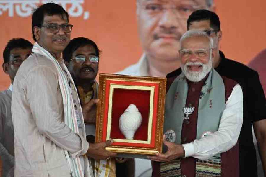 BJP leaders present a memento to Narendra Modi at Krishnanagar on Thursday. Picture by Abhi Ghosh
