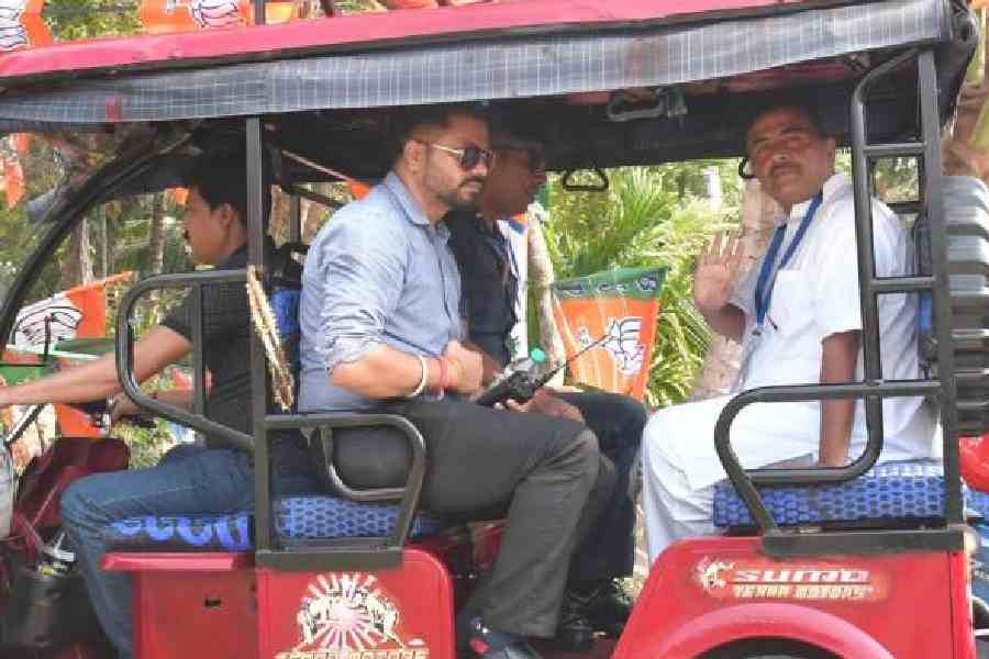 BJP candidate Suvendu Adhikari moves around his constituency, Nandigram, in an e-rickshaw on Thursday.  Picture by Kanishka Maity