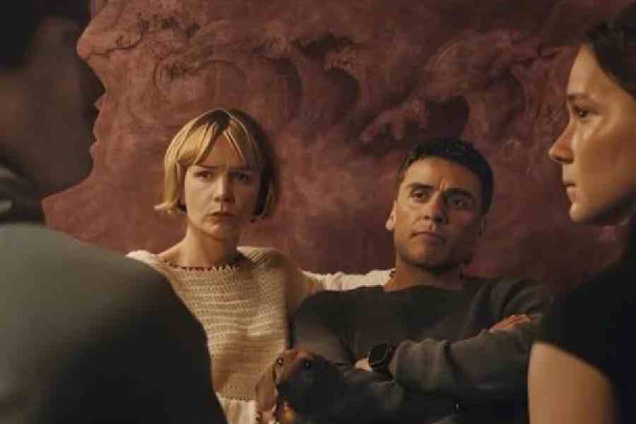 (L-R) Charles Melton, Carey Mulligan, Oscar Isaac and Cailee Spaeny in Season 2 of Beef, streaming on Netflix 