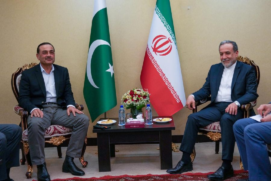 Iranian Foreign Ministry, Iranian Foreign Minister Abbas Araghchi, right, meets with Pakistan's Army Chief Field Marshal Gen. Asim Munir in Tehran, Wednesday, April 15, 2026.