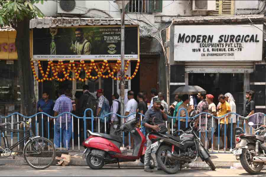 A queue at a liquor store on CR Avenue on Friday morning. Picture by Bishwarup Dutta