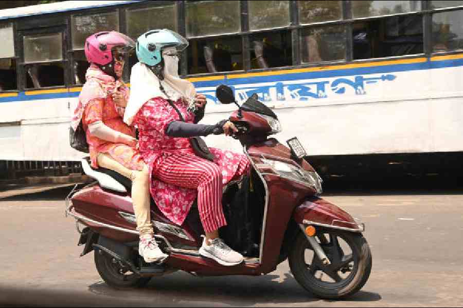 Commuters on a blistering Friday afternoon in Esplanade. Picture by Bishwarup Dutta