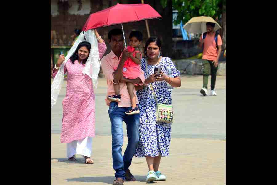Commuters shield themselves from the heat in Bhubaneswar earlier this week.