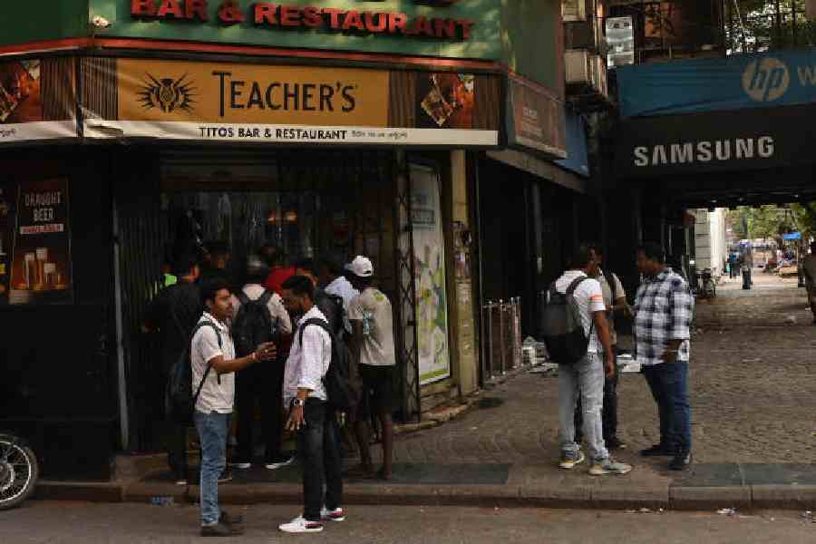 Customers crowd around a liquor shop on Hemanta Bose Sarani on Saturday afternoon. Picture by Bishwarup Dutta
