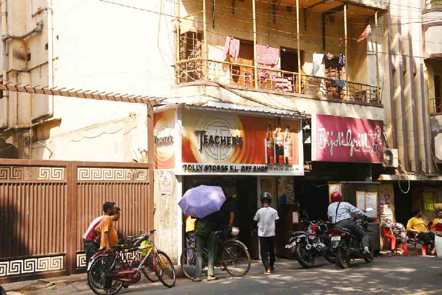 A queue at a liquor store on NSC Bose Road on Saturday afternoon. (Bishwarup Dutta)