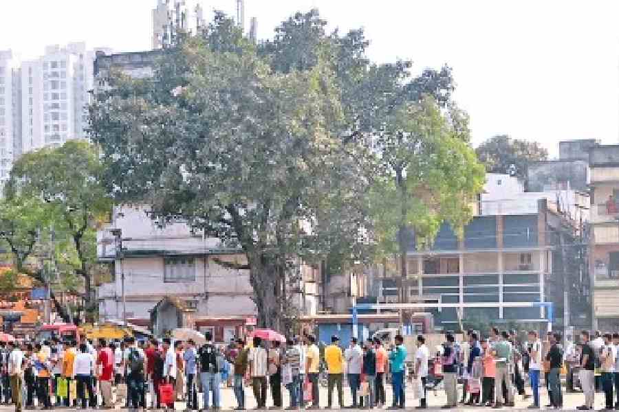 A serpentine queue in Entally to submit forms for the Banglar Yuva Sathi scheme that the Mamata Banerjee government launched on February 15 to provide a monthly assistance of ₹1,500 to unemployed youths. Picture by Bishwarup Dutta