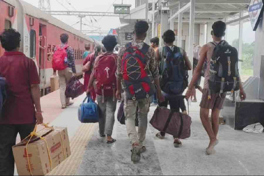 Migrant workers reach the Jalpaiguri Road station on Wednesday to cast their votes. Picture by Biplab Basak