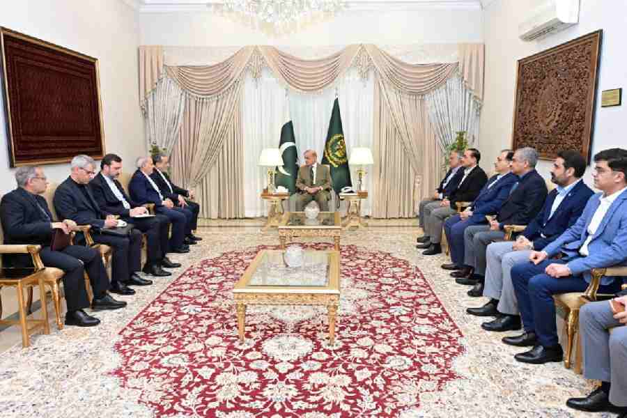 Pakistan\\\'s Prime Minister Shehbaz Sharif meets with Iranian Foreign Minister Abbas Araqchi in Islamabad, Pakistan, April 25, 2026.