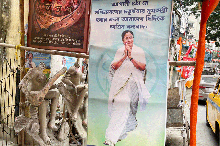  A congratulatory message for Mamata from the Kalighat Saraswati Sporting Club in front of two incomplete idols at Patuapara, Kalighat