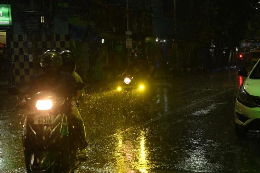 A sharp spell of rain catches motorists off guard near the Sovabazar Metro station