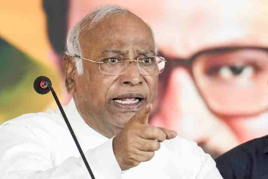 Congress President and Rajya Sabha LoP Mallaikarjun Kharge addresses an election campaign in support of party candidate for Velachery constituency JMH Aassan Maulaana ahead of the Tamil Nadu Assembly elections, at Thiruvanmiyur, in Chennai , Tuesday, April 21, 2026.