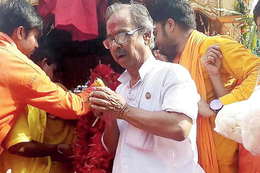 Former Bengal deputy speaker found dead at TMC office