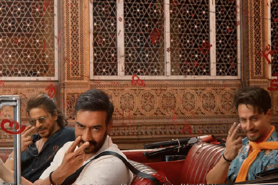 Maharashtra FDA issues notices to Shah Rukh Khan, Ajay Devgn, Tiger Shroff over Vimal ad