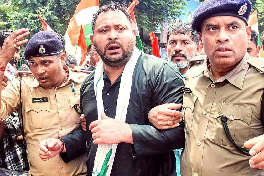 Tejashwi Yadav detained during Patna protest march