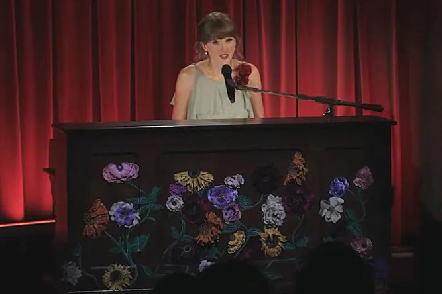 Taylor Swift Performs Rare Mashup at Grammy Museum in First Post-Wedding Show