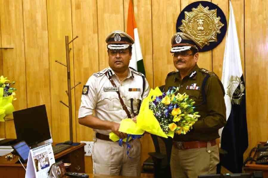 Supratim Sarkar calls for presence and politeness; new police chief steps into office