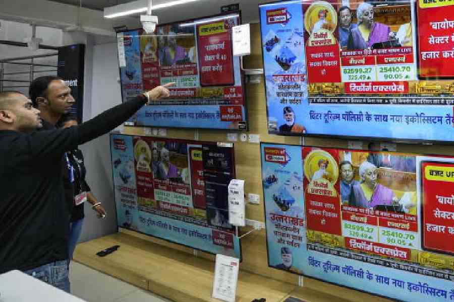 Shoppers at a television retail outlet in central Calcutta watch Nirmala Sitharaman present the budget on Sunday. (PTI)