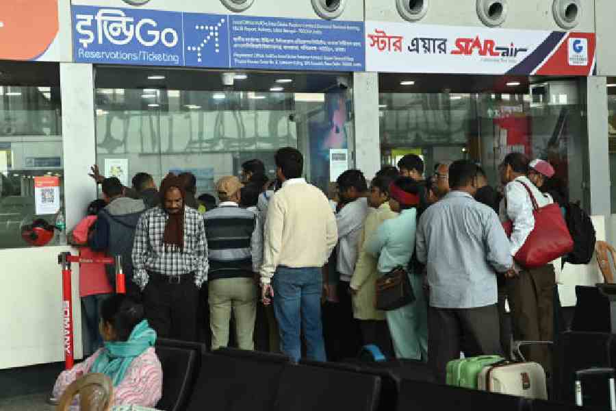 Passengers crowd around the IndiGo counter at the Calcutta airport during the crisis in early December