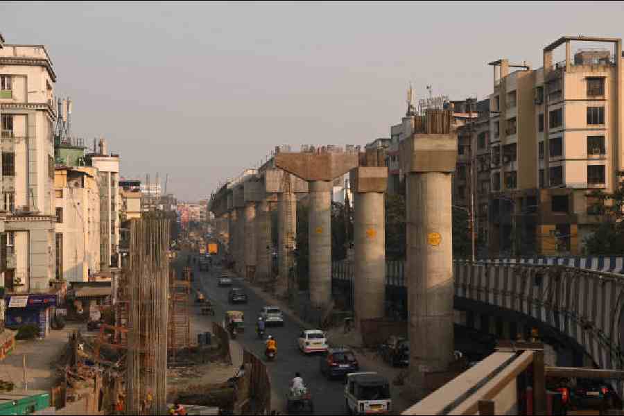 The incomplete Metro viaduct between the Chinar Park crossing and VIP Road. Picture by Bishwarup Dutta