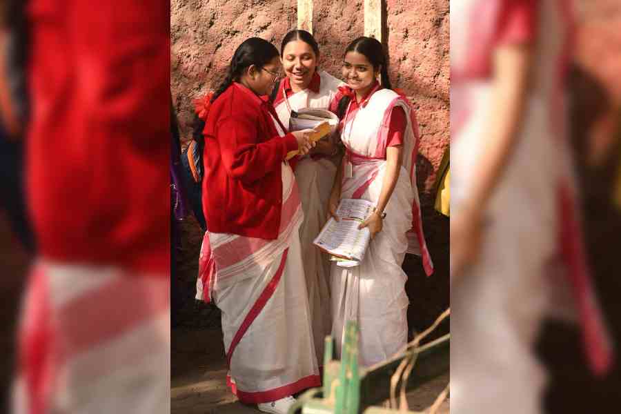 Madhyamik examinees outside Bethune Collegiate School on Monday.Picture by Bishwarup Dutta