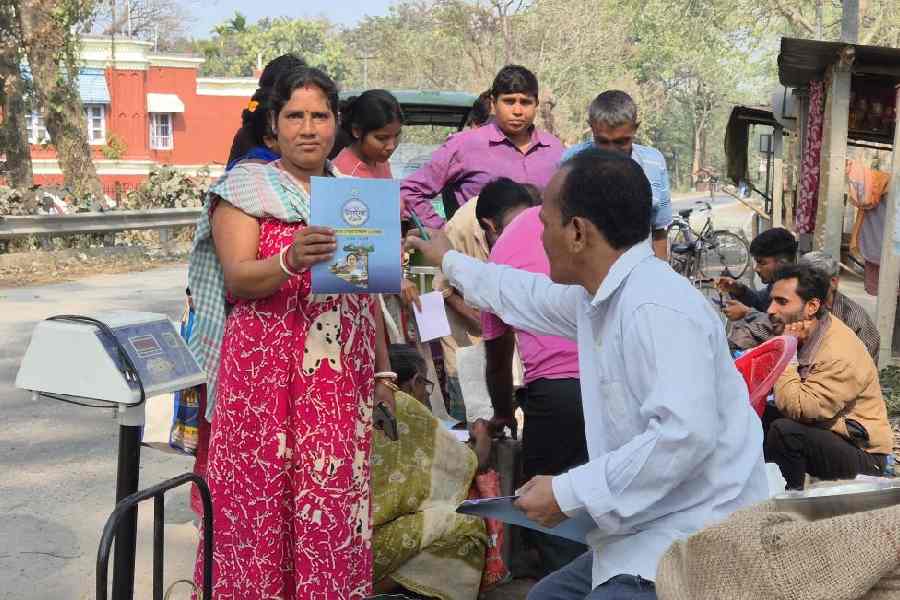 ‘Unnayaner Panchali’ or the Trinamool government’s performance report being distributed at a ration stall in Sukantanagar of Jalpaiguri on Tuesday. Picture by Biplab Basak