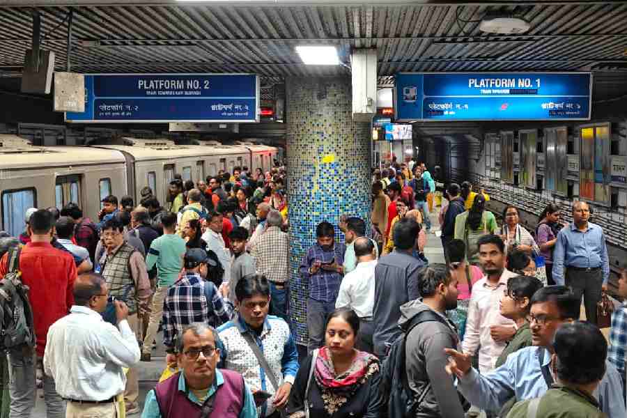Chaos at Maidan Metro station as Metro Services has been disrupted due to a suicide attempt at Rabindra Sarobar Metro station