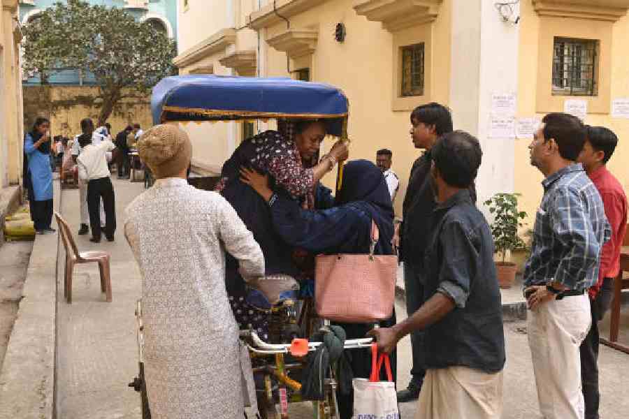 Ruksana Khatun struggles to board a rickshaw while leaving the SIR hearing centre on Rafi Ahmed Kidwai Road on Thursday. Pictures by Bishwarup Dutta