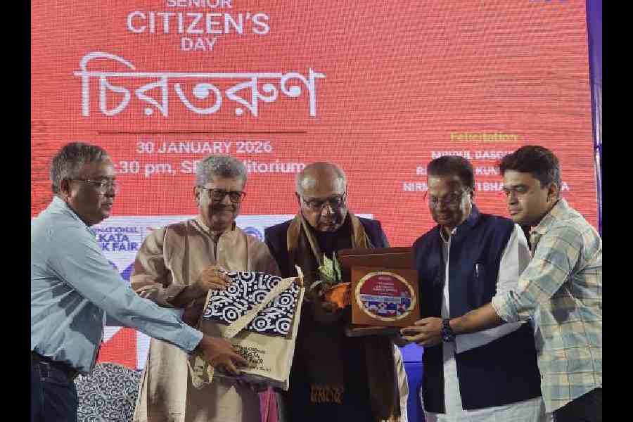 R.K. Mehra (centre) of Rupa &amp; Co being felicitated by the Publishers and Booksellers Guild at the Book Fair. (Sudeshna Banerjee)
