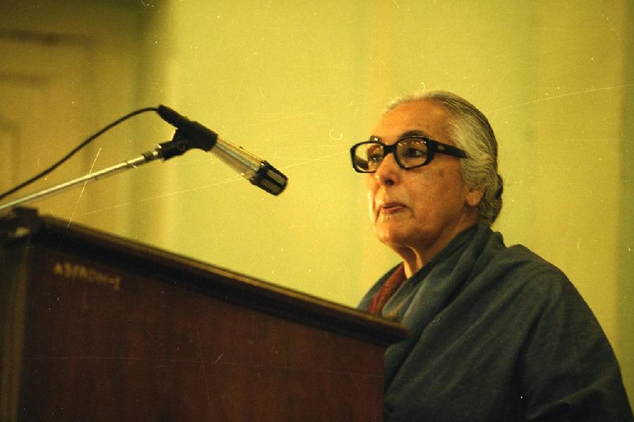 Historian Romila Thapar being felicitated by Amalendu De, President, Asiatic Society, where she delivered Vidyasagar Memorial lecture.