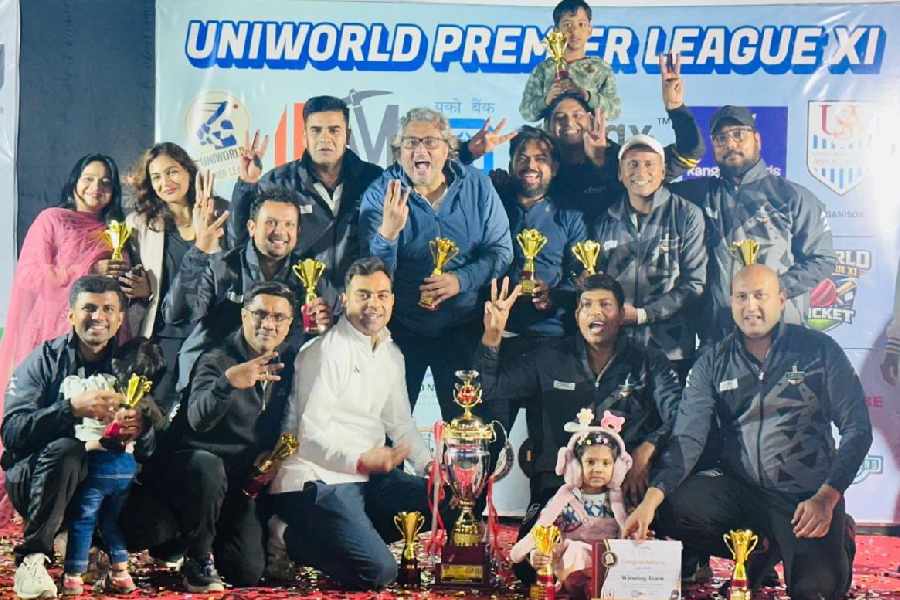 Amigos pose with their trophies 