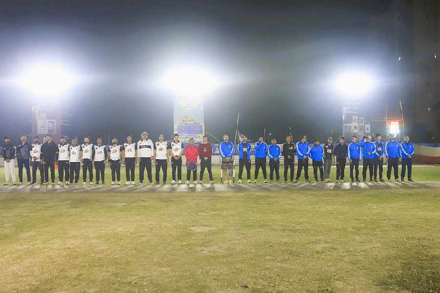 Men’s diamond trophy finalists Amigos and Knights assemble before the match