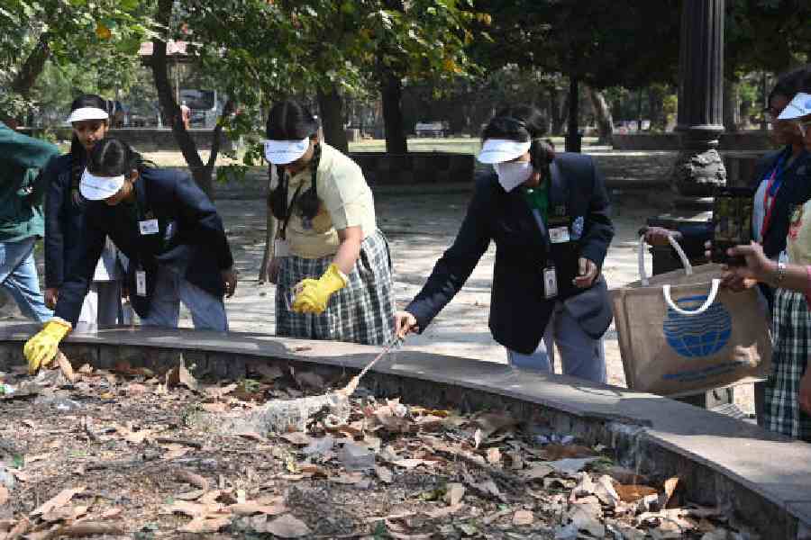 Students pick waste at Subhas Sarobar on Friday.Picture by Sanat Kr Sinha