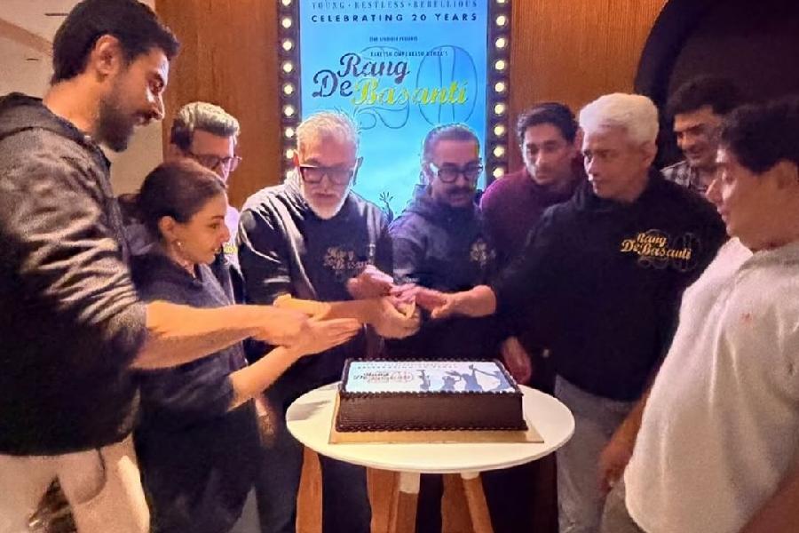 Team ‘Rang De Basant’ at a special screening in Mumbai