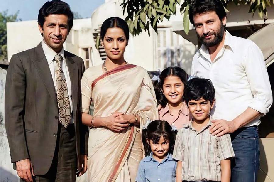 Shekhar Kapoor (right) with Naseeruddin Shah (left), Shabana Azmi (centre) and the child actors from ‘Masoom’