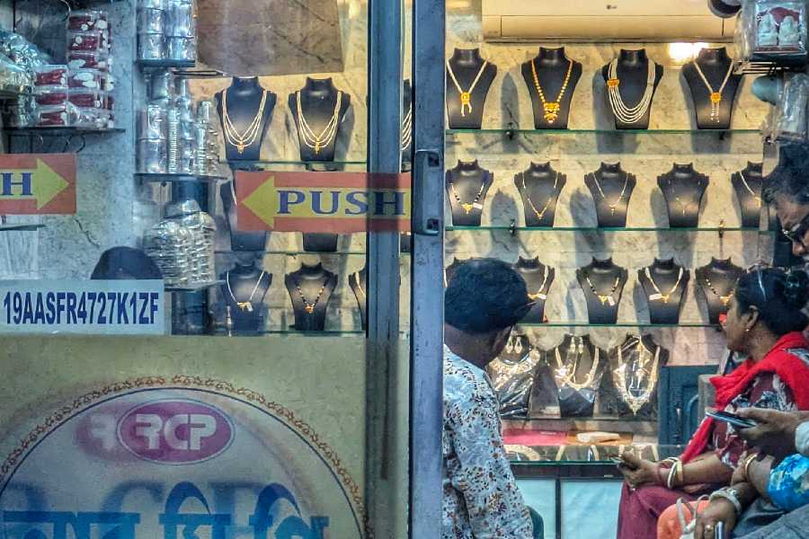 While the demand for fashion jewellery made of silver has increased, the demand for heavier silver articles has drastically declined.