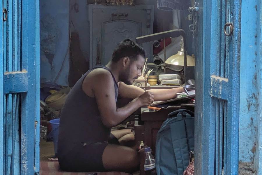 The fluctuating silver prices have also affected workers at north Kolkata’s Garanhata jewellery market.