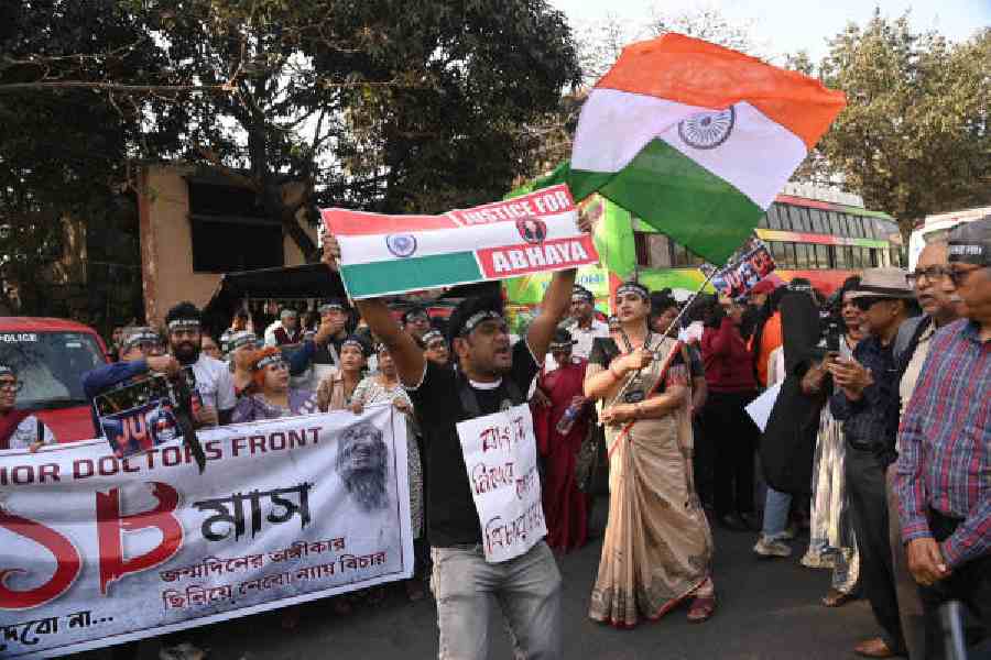 Members of the West Bengal Junior Doctors’ Front and Abhaya Mancha protest at Esplanade on Monday.            Picture by Bishwarup Dutta