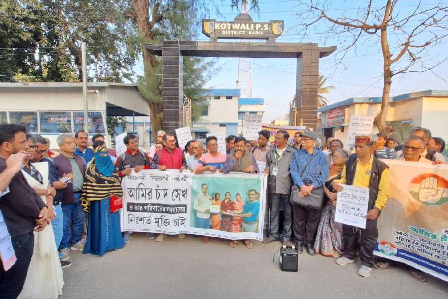 Social workers demonstrate in front of the Krishnanagar police station on Tuesday afternoon, demanding the immediate release of schoolteacher Amir Chand Sekh who was arrested for donating his deceased mother’s eyes despite her pledge.