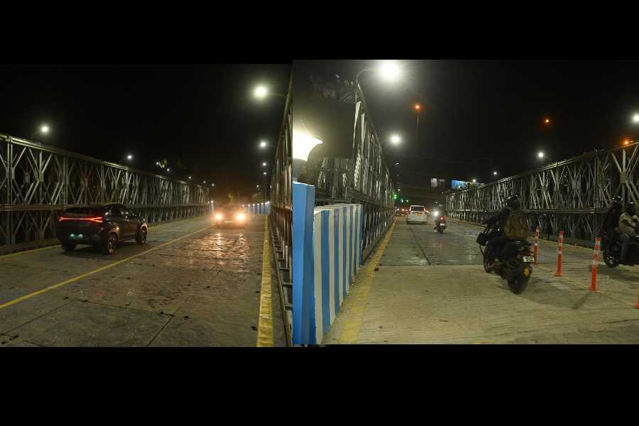 Vehicles on the Bailey bridge connecting Dakshindari on VIP Road and Salt Lake's AA Block on Wednesday evening.