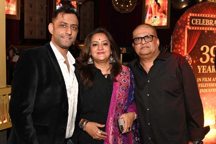 Agnidev Chatterjee with wife Sudipa and son Akash Chatterjee